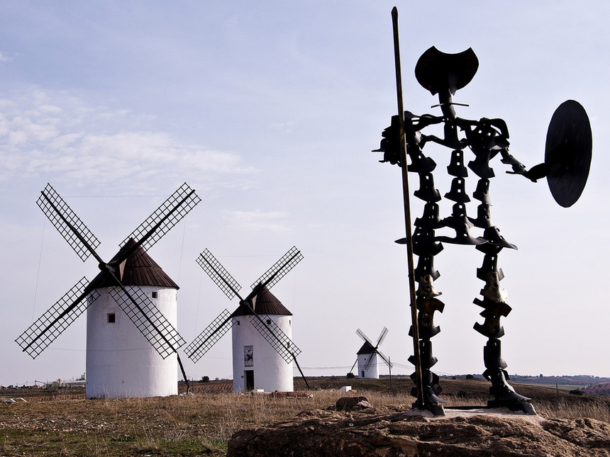 Monumento-a-Don-Quijote-en-Mota-del-Cuervo-Cuenca-en-Castilla-La-Mancha